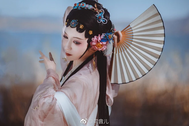 兰花指拈红尘似水， 三尺红台万事入歌吹。 出镜/司音儿