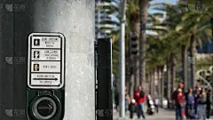红绿灯按钮在人行横道上，人们要按和等待。美国公共安全交通法规。斑马线横过马路检查在圣地亚哥，加利福尼