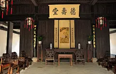 中堂家具最讲究，有何规矩？2018年红木中堂100款_传统 : 谈到中堂家具，我们首先不得不提的是中堂。 中堂家具，一般由四仙桌或八仙桌、扶手椅或太师椅成对，再加上长条案和花架等组合而来的家具，在传统的家具中，这也是仅有的一套组合式的家具。 拓展阅读--&gt;关于中堂…