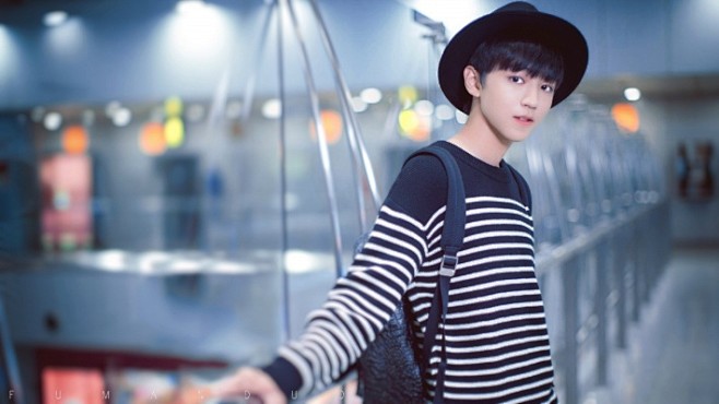 TFBOYS王俊凯街拍高清电脑壁纸下载