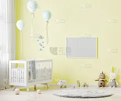 空白的水平框架模拟在幼儿园室内的黄色墙壁背景婴儿床上，软玩具，气球，3d渲染