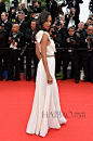 佐伊·索尔达娜 (Zoe Saldana) 穿维多利亚·贝克汉姆 (Victoria Beckham) 礼服亮相2014年第67届戛纳电影节开幕式红毯