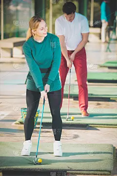 高尔夫球运动,30岁到35岁,游戏,25岁到29岁,女人,老年人,公亩,男人,高尔夫球手,高尔夫球