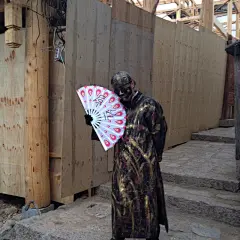 一开始以为是跟澳门威尼斯人和香港海洋公园一样，都有这些化妆表演的艺人，都是免费的，态度也特别好。原来丽江的不一样，噌就站起来一个人，过来讹钱。离的比较远，在那边装修的房子上，夹了一块破板子，说照相10元，合影30。基本上都不会注意到的。,小崔