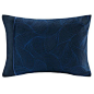 Origami Mum by Natori embraces a worldy and sophisticated aesthetic. The duvet cover comes in a rich navy color and features all over quilting to create texture and dimension. The silk and cotton piping around the edge creates a beautifully finished edge.