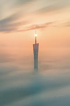云端上的日出
接连几天的下雨，广州迎来了低空云海。无人机飞上去，一起领略壮观的云端上的日出。