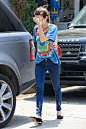 当地时间6月26日，艾玛·罗伯茨 (Emma Roberts) 身穿彩色图案T恤搭配紧身牛仔裤在西好莱坞出街。