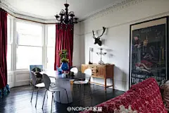 一些关于维多利亚时代的故事，来自伦敦的三间古怪家庭，有着不拘一格的荒诞风格。漂亮大胆的壁纸，复古的晶莹水晶灯，似乎都写满了几个世纪前的故事。（微：norhor via Shoot Factory）