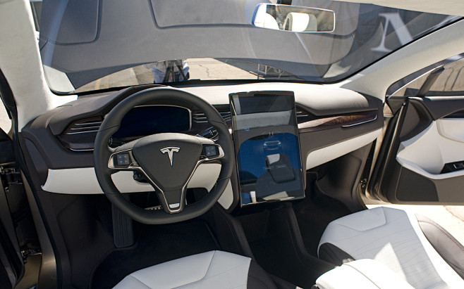 Tesla-Model-X-Interi...