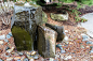 庭院花园中的岩石喷泉