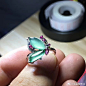 翡翠超话翡翠戒指，作为一种戴在手指上的装饰品，有着上千年的佩戴历史，一直深受人们的喜爱。尤其是到了现代，戒指更成为了不少人必不可少的配饰。而在戒指的众多材质中，翡翠又以其美丽的颜色、晶莹的质地赢得了不少人的欢心