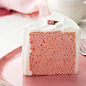 ふんわりと桜の風味が香るシフォンケーキ

毎年人気のさくらシフォンケーキが今年も登場です。
桜の花びらから抽出した桜ベースとほんのり塩漬けした桜の葉を粉末にしたものを生地に混ぜ込み、甘みとコクのあるホイップクリームを合わせました。仕上げに塩漬けした桜をトッピングしています。
ほのかな桜の味わいとしっとりとした口どけで、一足早い春の訪れをお楽しみいただけます。