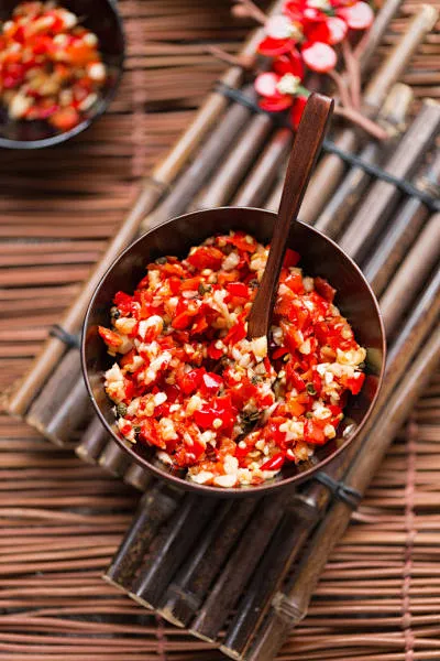 私房手工剁椒的制作
　材料： 辣椒，姜，蒜粒，洋葱，苹果/梨，炒熟白芝麻，花椒，高度白酒； 盐；一次性薄膜手套；密封瓶

　　做法：

　　 1.辣椒去蒂，姜去皮，同蒜粒一起洗干净，晾干。

　　2.辣椒剁碎，加入剁碎的洋葱和苹果果肉拌匀，加盐拌匀后搓揉剁碎的菜末到辣椒色变稍稍深绿断生的样子。静置一夜。

　　3.姜蒜打碎成末，加到剁辣椒里，匀后静置4-6小时。

　　4.用力挤去剁椒里出的水分，并且加入芝麻粒和花椒粒，拌把挤干的剁椒一层一层码在密封瓶里，压紧实，每码一层，撒一些盐，最后撒上一些二锅头，盖