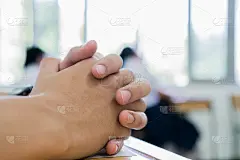 专注于考试或期末考试的年轻亚洲学生，似乎在高中课堂上认真学习与群友学习