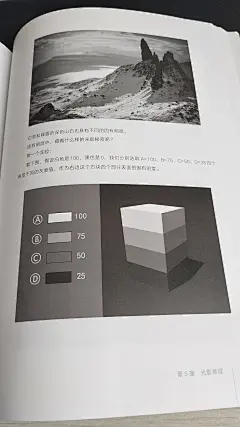 一切的光影模型中，无论何种光影效果，都是继续两个光影条件：光源、表面（或者物体表面）

光源的强弱：
光源的强度可以影响衰减的程度

光源的大小：
光源小，清晰锐利的明暗交界线和投影
光源大，明暗交界线和投影边界柔和过渡。

太阳光：小光源，平行光，直切物体，产生锐利的阴影
阴天天空光：大光源，半球光，均匀的照射物体，阴影柔和

表面：
表面固有明度区别：
固有明度更暗的表面亮暗部明度差距比较小，固有明度更亮的表面亮暗部明度差距比较大。

表面与光源的距离差异：
普通光源会产生衰减散射，接触点少了
平行光