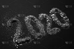 2020闪亮的银光在黑色的桌子上闪闪发光。