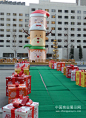 2012北京国贸商城圣诞节美陈布置--圣诞老人和排成两排的圣诞礼箱