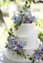 婚礼蛋糕好一派时尚小清新感觉哟，蛋糕本身很简约，顶部的花和蛋糕波点色系相呼应，很喜欢绿叶和花瓣的装饰哟~~~ - 爱乐活 - 品质生活消费指南