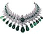 这条晶莹剔透的绿宝石项链的女主人是意大利最后一任女王：Marie 
Jose。她以自己众多的精美的珠宝收藏而被世人所知，这条项链就是女王众多收藏中的一件。它由无数的钻石以及精美的绿宝石所组成，银绿交映，夺人心魄，由著名法国珠宝制造商Van 
Cleef and Arpels所制。@北坤人素材