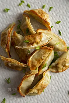 自制煎饺，俯视图。平躺着，从上面俯视。特写镜头。