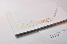 名片紙材應用 ↑↑ It is Design  / 名片設計  紙材/ 進口圓融紙 紙材特性/ 有規則的小凹點 具獨特性 後加工/ 燙香檳金 燙黑金 設計風格/ 高雅氣質 設計說明/ 簡約設計，結合紙張特性使整體更優雅