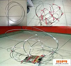 [纸质兔子花灯] 明天就是元宵佳节，除了吃元宵以外，另一件不可缺少的就是逛花灯。亲手制作一盏花灯，去逛会别有一番风味。今天教大家兔子纸灯的做法，明天一定让你与众不同！准备材料：粗铁丝5米；细铁丝2米；白色包线带；胶水；装饰贴片X2包；通用大小的饮料瓶盖子X8；包鞋子的白纸X10；圆柱形的一次性筷子一双；尼龙绳若干；工具若干（老虎钳，夹子X4）制作过程：1、部分材料2、有铁丝制作出兔子的大致模型（兔子身子的三个椭圆，用尼龙绳大致固定后的没耳朵的兔子，身体是3个椭圆+2个正圆，脑......