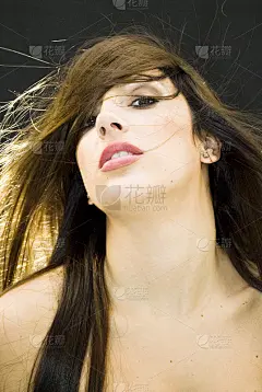 美丽的黑发女孩