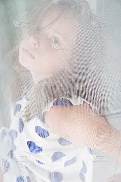 一个小女孩的肖像为网眼薄纱。
