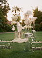白色的花艺，透明的底座，浪漫的婚礼仪式路引-婚礼素材收集者-汇聚婚礼相关的一切