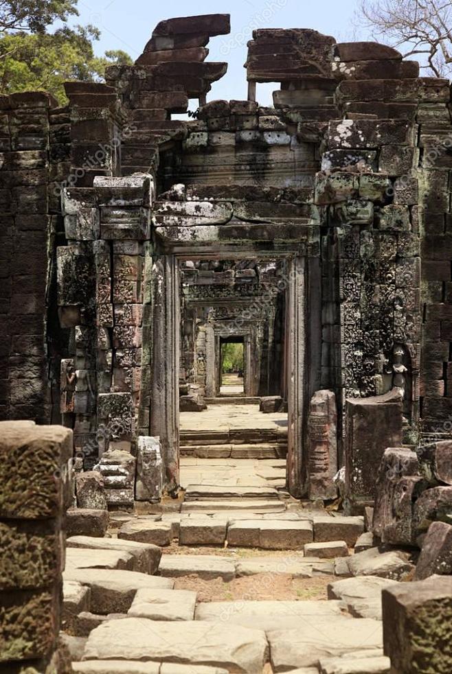 长长的廊庙成为一片废墟的支柱。吴哥窟
