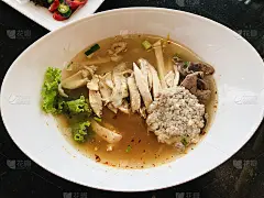 泰国的猪肝肉末鸡汤面。