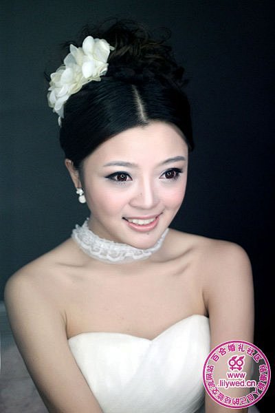 娇艳鲜花韩式新娘发型 清灵淡雅美新娘