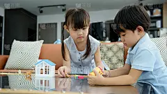 亚洲小孩二人在客厅或灯光明亮的现代家中一起玩塑料屋玩具，发展幼儿的创意是由儿童的想象力概念。