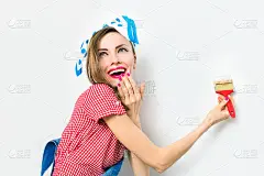年轻女子在海报风格的墙上