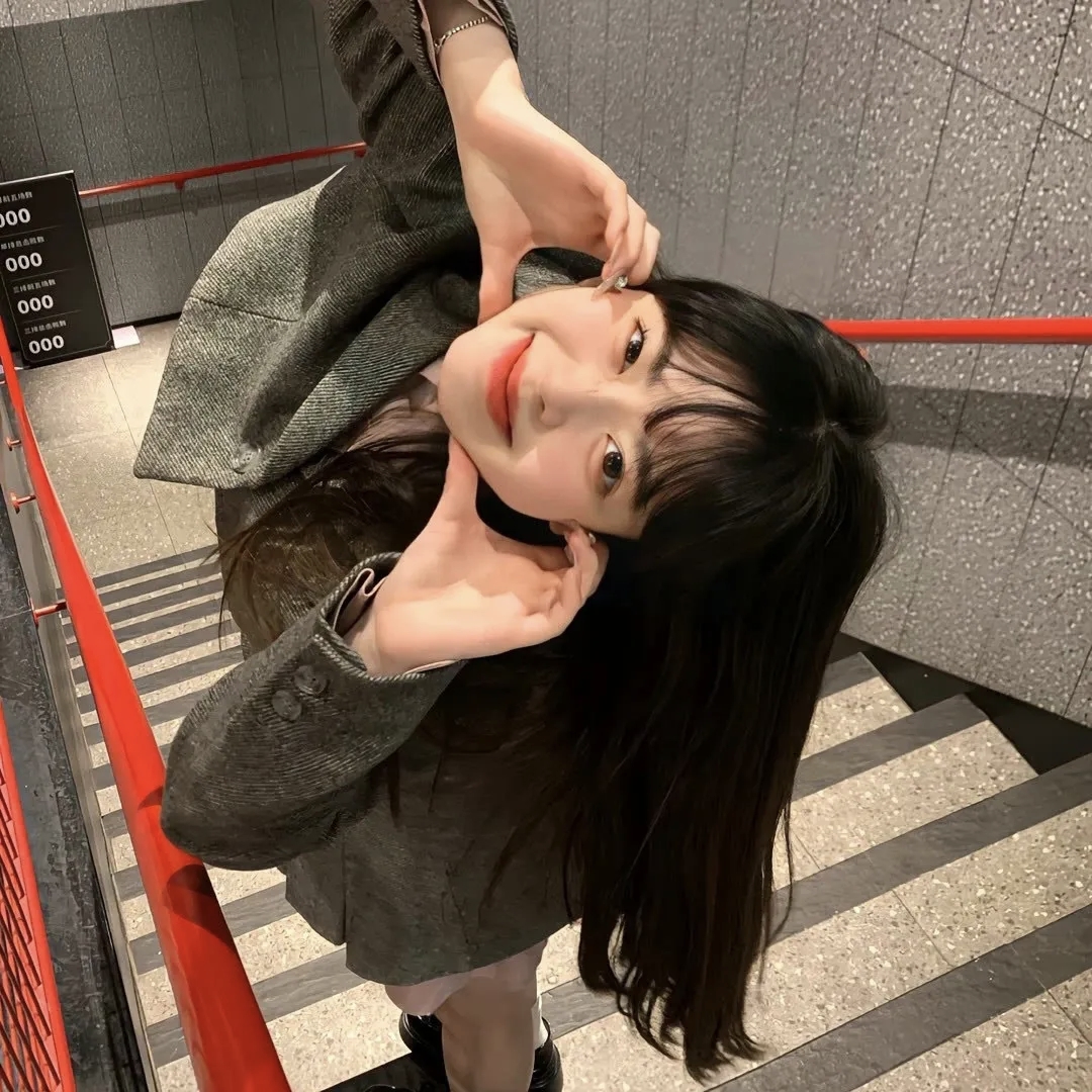 墨茨收集真人男头女头欧美模糊古早头像_美女照片背影侧面唯美