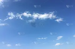 云朵，天蓝色的背景。云的蓝天