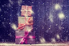 蓝色背景上的雪堆礼品盒