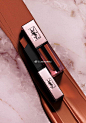 JK资讯超话   
YSL 2020新品玫瑰金小粉条&玫瑰金水光唇釉「ILLICIT NUDE」系列
韩国9月11日发售，国内10月发售，日本11月20日发售

「ILLICIT NUDE」唇部彩妆系列灵感源于圣罗兰1996年发布的"nude look"，整个系列的色彩表现了从肌肤透出来的底色，不是传统的裸色系定义，而是衬出双 ​​​​...展开全文c