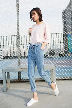 实拍春季新款跨境女装时尚学院风哈伦铅笔牛仔裤宽松系带小脚裤子
款号：JR18CKZ04
颜色：浅蓝色
尺码：S、M、L、XL
这款牛仔裤真的非常显小蛮腰呢，搭配系带穿着，加开口深浅适宜且袋口精致的斜中袋，时髦又帅气呢，而且非常实用咧，高腰提臀效果非常好的哈，小腿型真的真的非常显瘦高挑喔，适合各种身材的妹妹穿着呢。