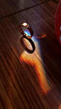 早晨的日出透过玻璃照到桌子上，我把戒指拿下来，也染上了彩色的光。