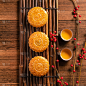 中国传统糕点月饼与茶杯在竹制托盘上为中秋节木制背景，俯视图，平铺。