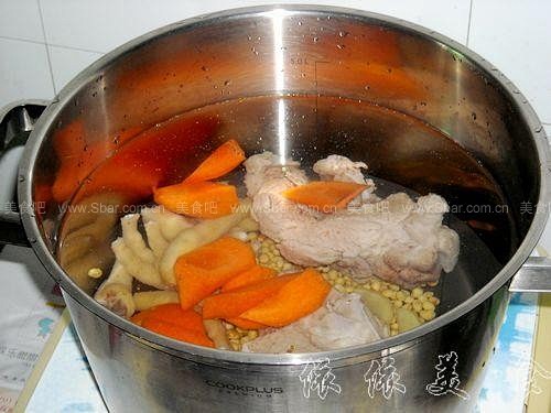如何做佛手瓜黄豆鸡脚汤的做法（荤菜菜谱）