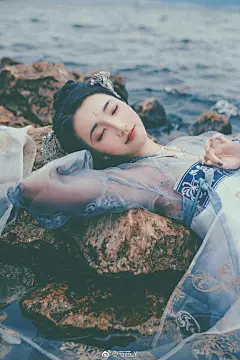 是海浪。
是风飒飒。
是你。

