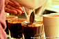[咖啡杯测术语] 杯测（杯品）咖啡时，我们要区分咖啡的风味、醇厚度、酸度和湿香气是否宜人。多数杯品师采用以下的标准来评判咖啡。 While tasting the coffee, you should try to discern whether the flavor, body, acidity and aroma of the coffee is pleasant, or unpleasant. Here are the criteria that most taster......