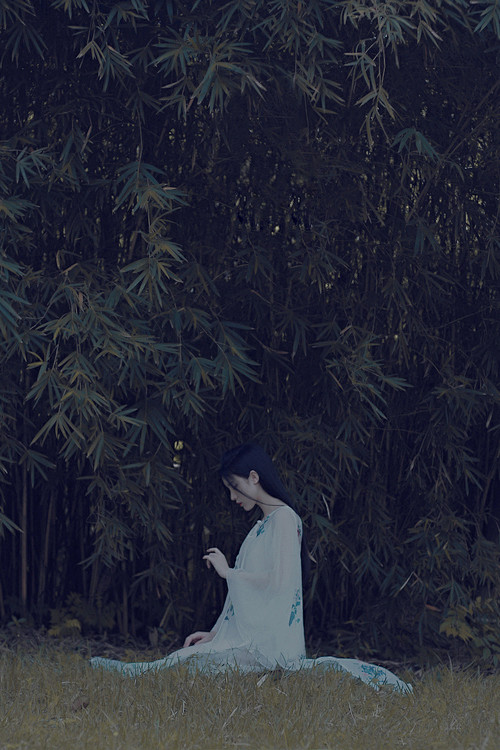 蹴荬当场三月天，仙风吹下素婵娟。汗沾粉面...