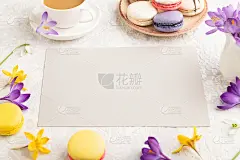 米色纸模型与春天雪花莲番红花和彩色杏仁饼干在灰色的混凝土背景。空白，名片，侧视图，拷贝空间，静物。春