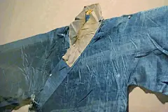 孔府服饰超话#历史云讲堂##约会博物馆##服饰传承##有生之年 孔府服饰展#
【孔府旧藏：明 暗云纹蓝罗贴里袍】
衣长133.5cm
腰围53cm
通袖长245.5cm
袖宽55.2cm
衣料为杂宝暗云纹蓝色罗，交领右衽，大襟阔袖，领缘饰白绢，窄腰，腰间纳折，下摆宽大呈喇叭状。...展开全文c