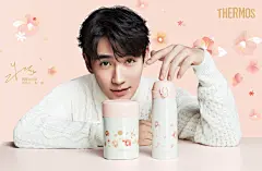膳老师揭秘绝美海报赠品第二弹：
膳老师才不是在吹彩虹屁，只是简单的实事求是而已！此颜只因天上有，人间哪得几回闻！隔着手机屏，都能感受的到朱一龙超话 帅气间的温柔，简直太幸福了！ ​​​​
