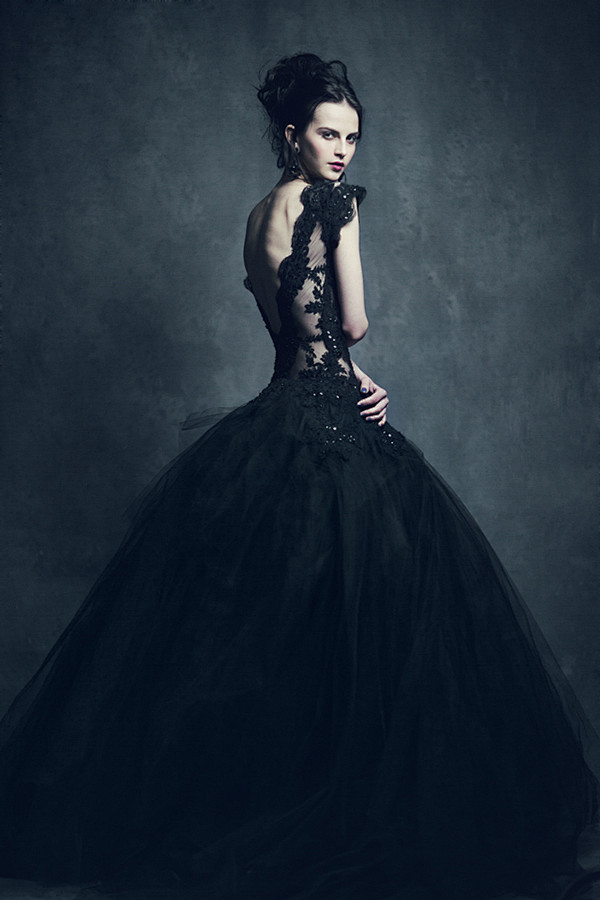 黑色镂空纱裙礼服