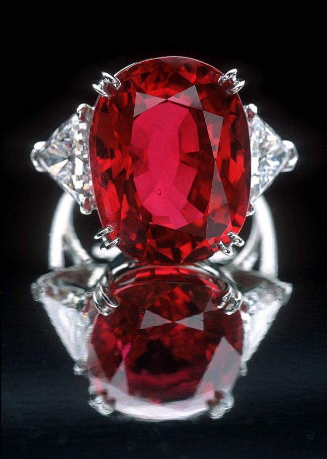 在美丽的宝石王国中，色泽浓郁的红宝石是最...
